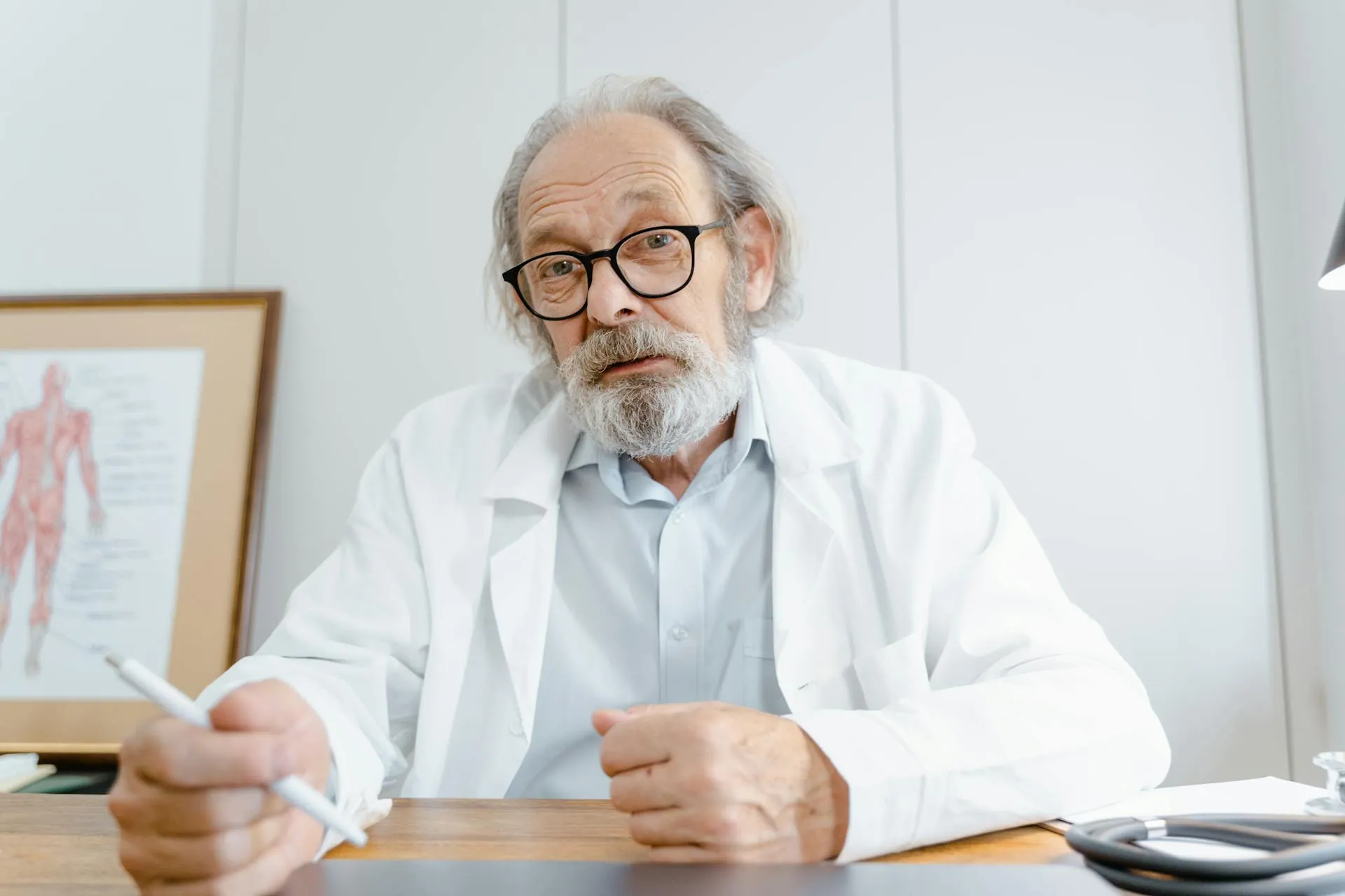 Educador guiando sobre nutrición
